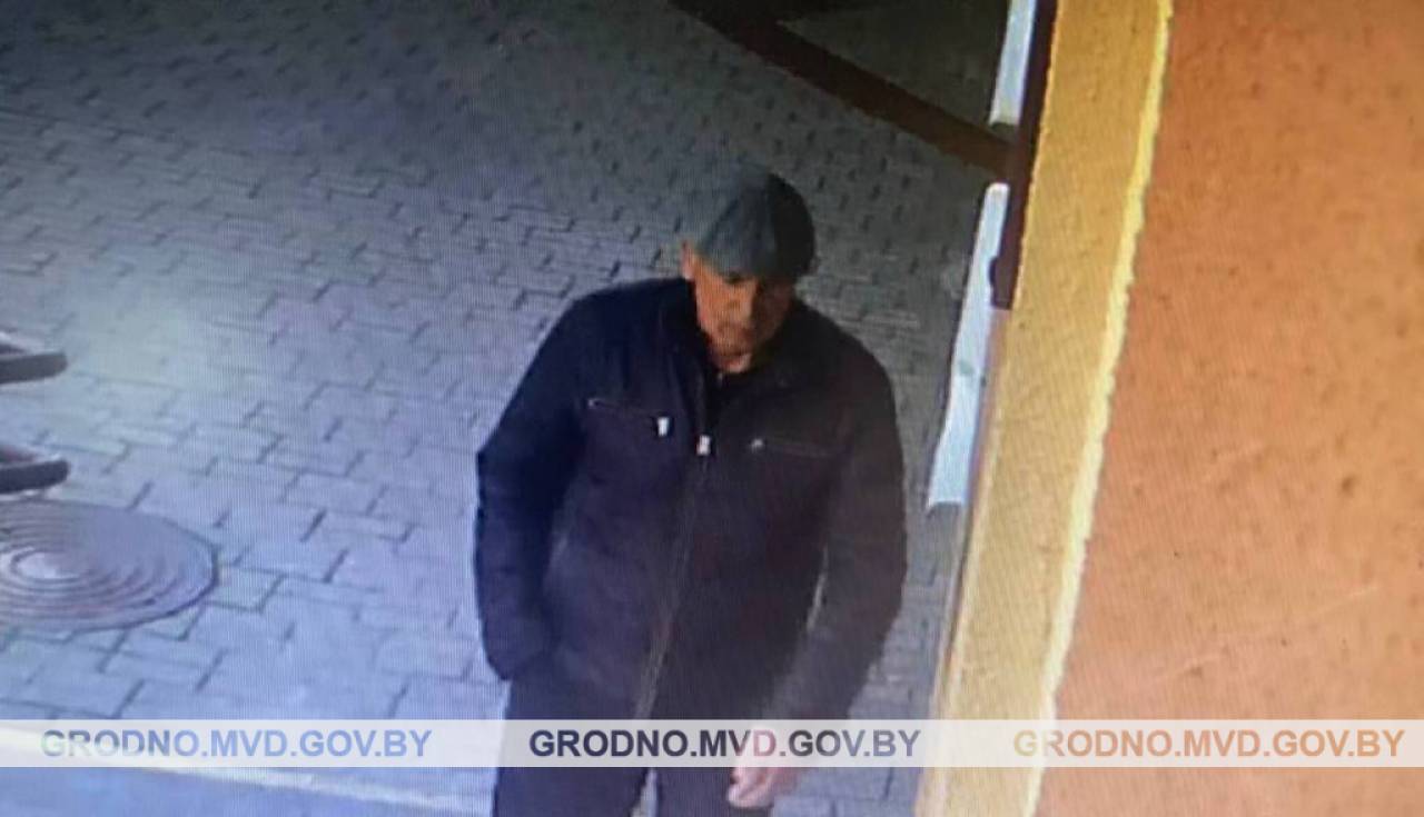 В Гродно милиция разыскивает мужчину, который мимо кассы вынес из магазину бутылку дорогого алкоголя