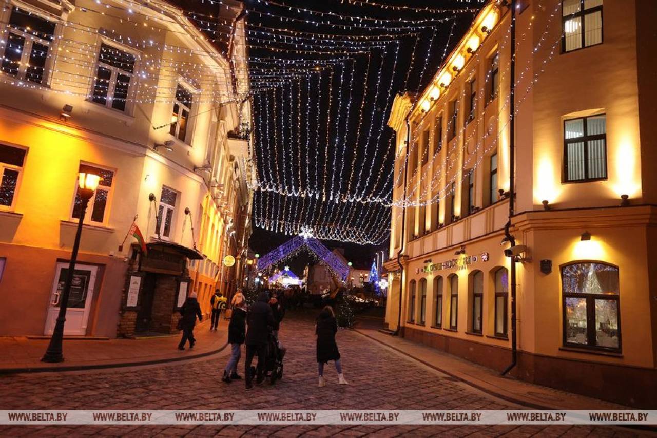 Фотокарточки с улиц предновогоднего Гродно: праздничная иллюминация в городе