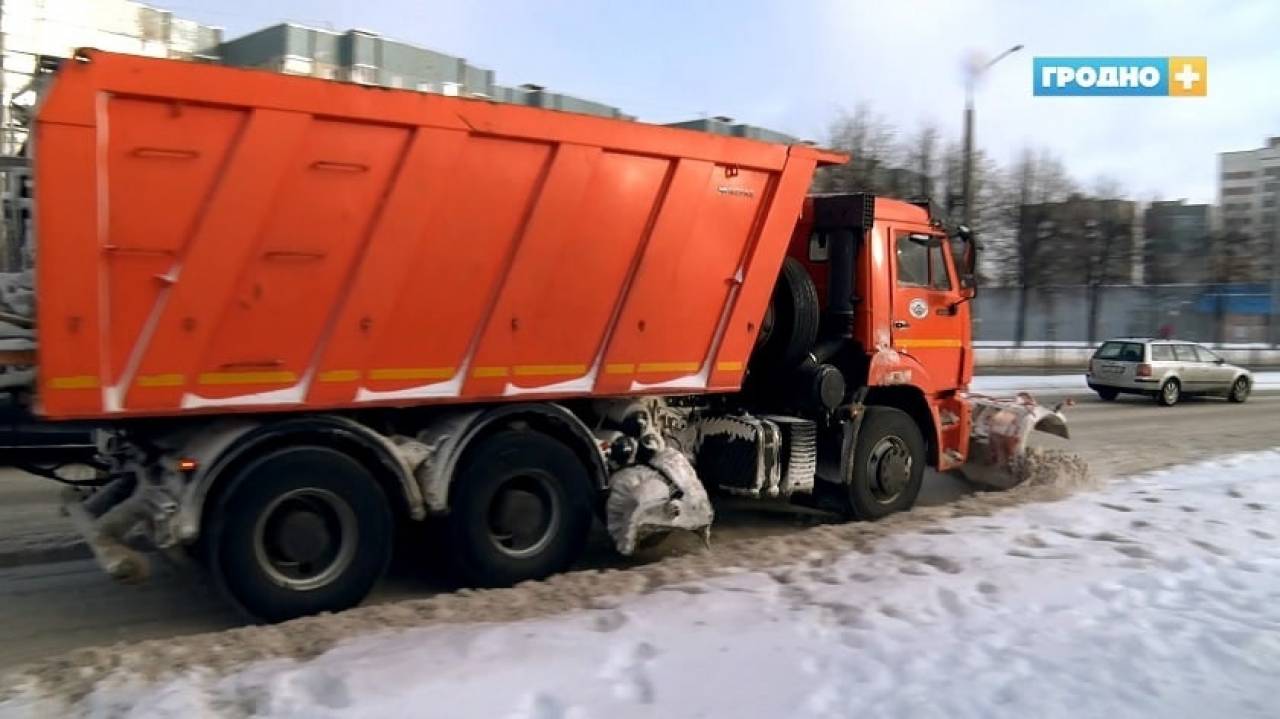 Снегопад в Гродно: работники САХ перешли на круглосуточный режим работы