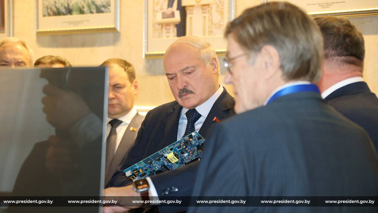 Лукашенко ответил на обвинения в том, что он «цепляется» за советское. Видео