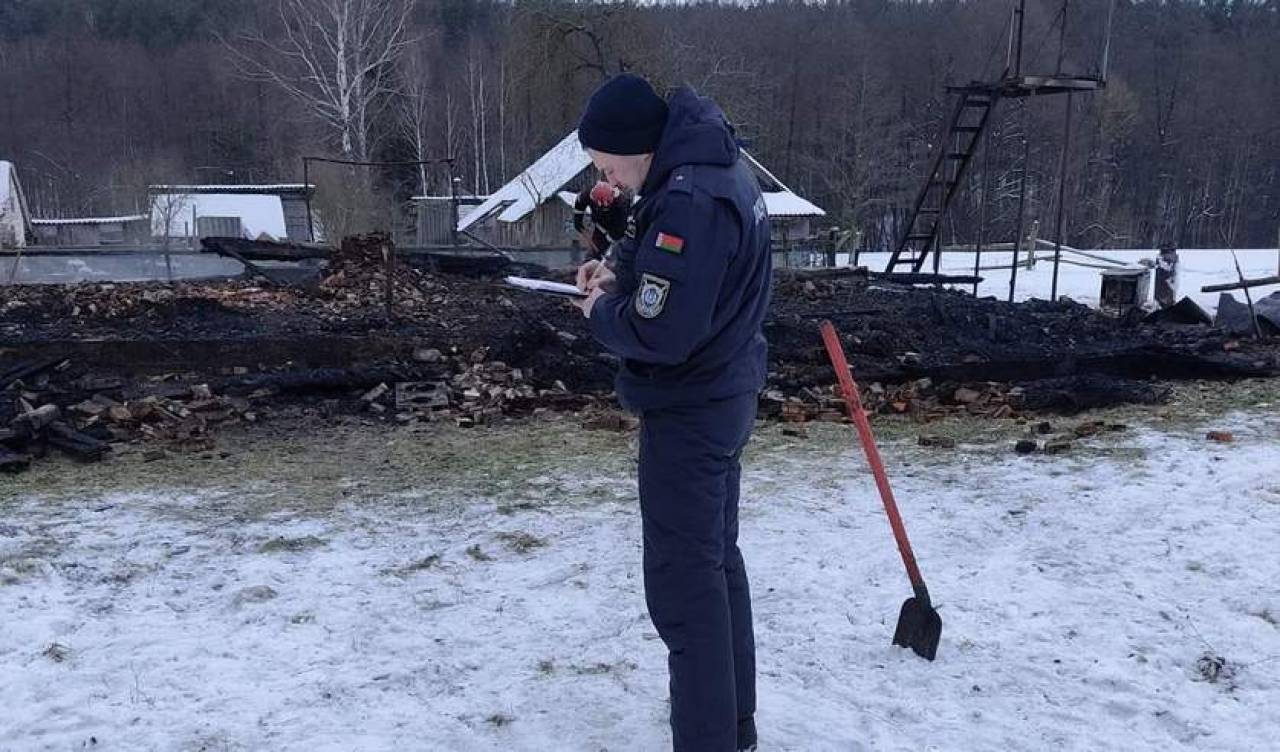 От дома остался только пепел: следователи расследуют причины огненной трагедии в деревне под Кореличами