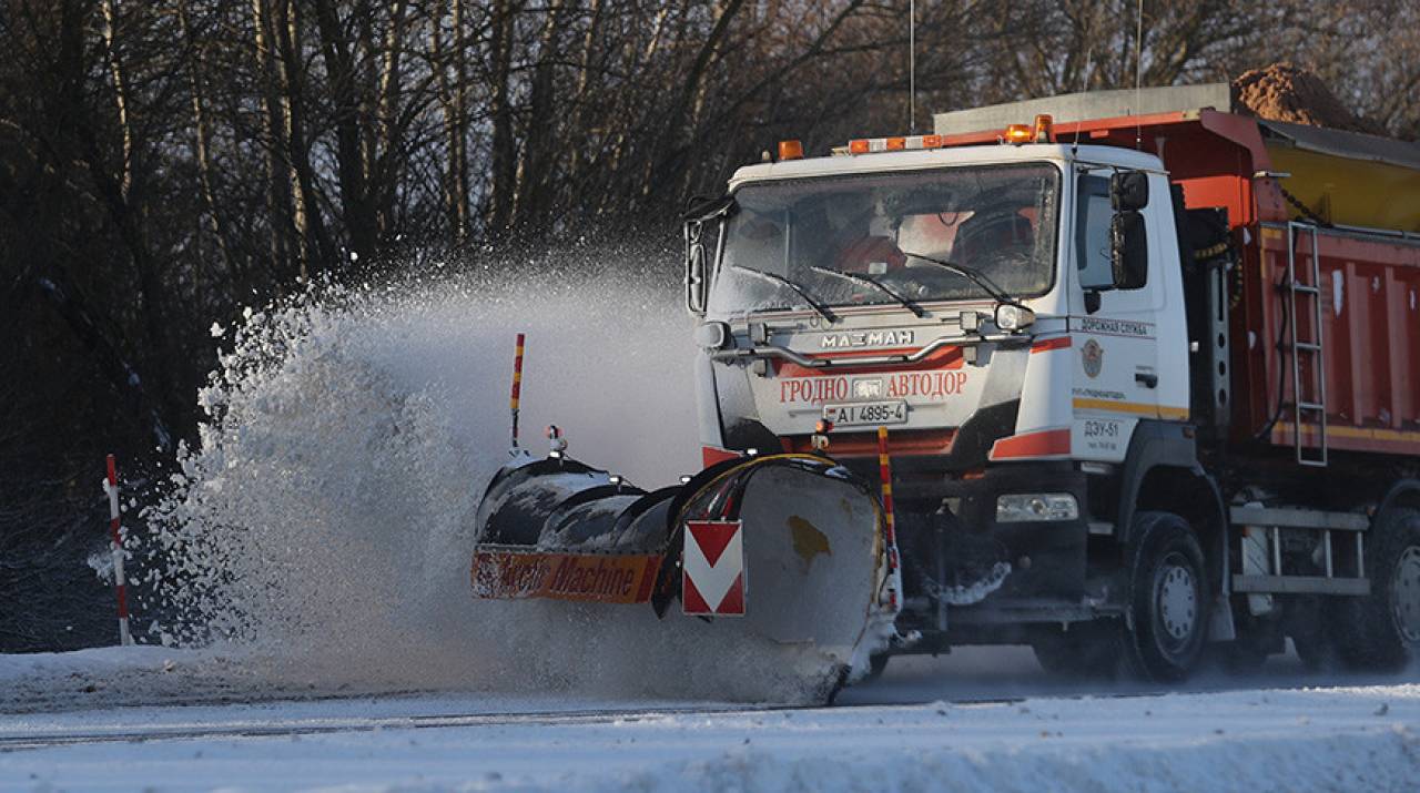 Десятки аварии и сотни единиц техники на дорогах: как «откапывают» Гродненскую область после снегопадов