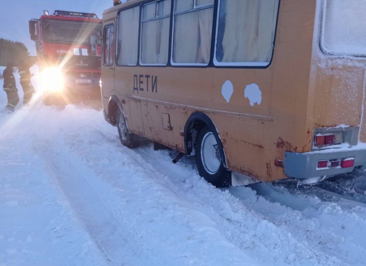 Всего за день гродненские спасатели помогли вытащить из снежных заносов два школьных автобуса, «скорую» и фуру