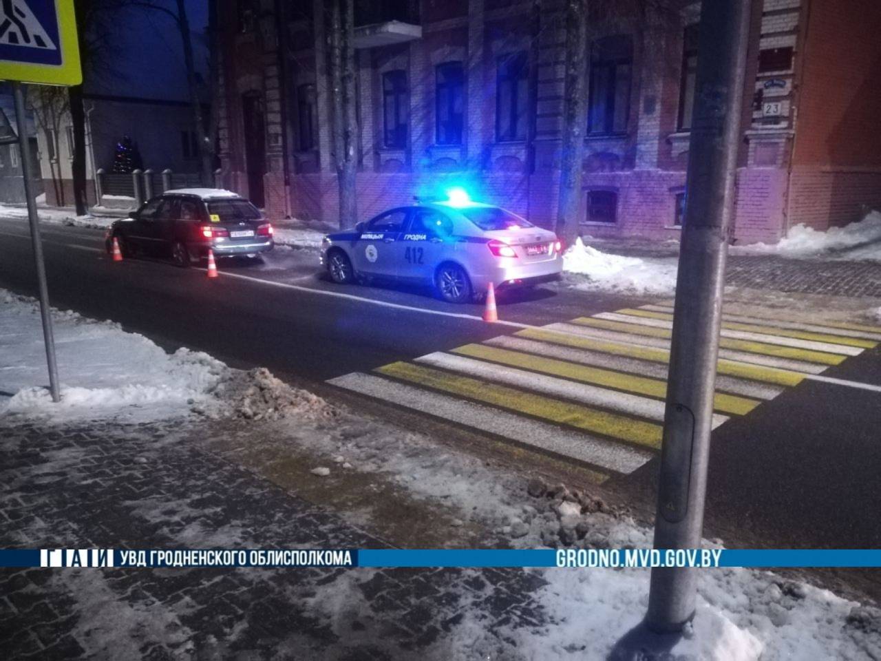 В центре Гродно прямо на пешеходном переходе сбили женщину: она в больнице