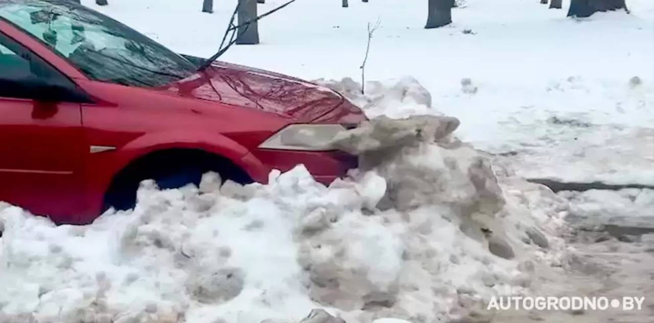 «Это мое место»: в Гродно мужчина засыпал снегом авто соседа и публично признался в этом