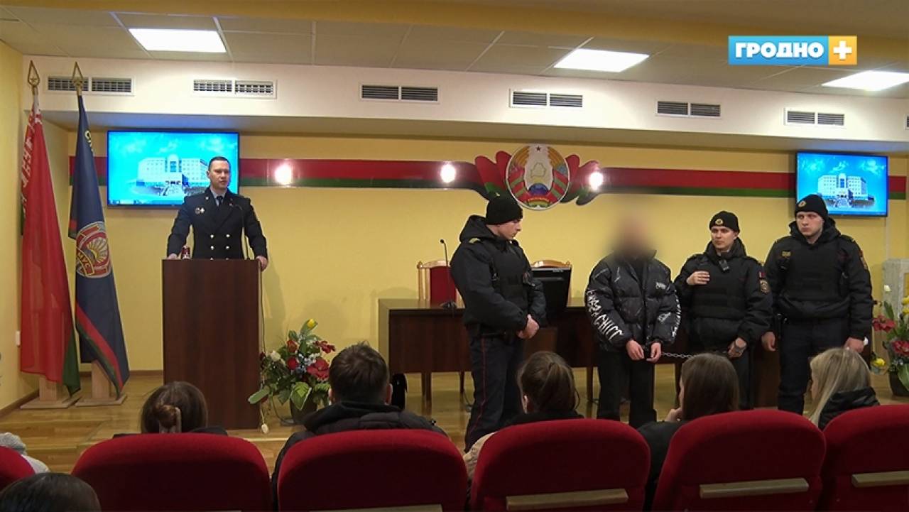 Парню, помочившемуся на Вечный огонь в Гродно, выдвинули обвинение в присутствии студентов, трудных подростков и бывших заключенных