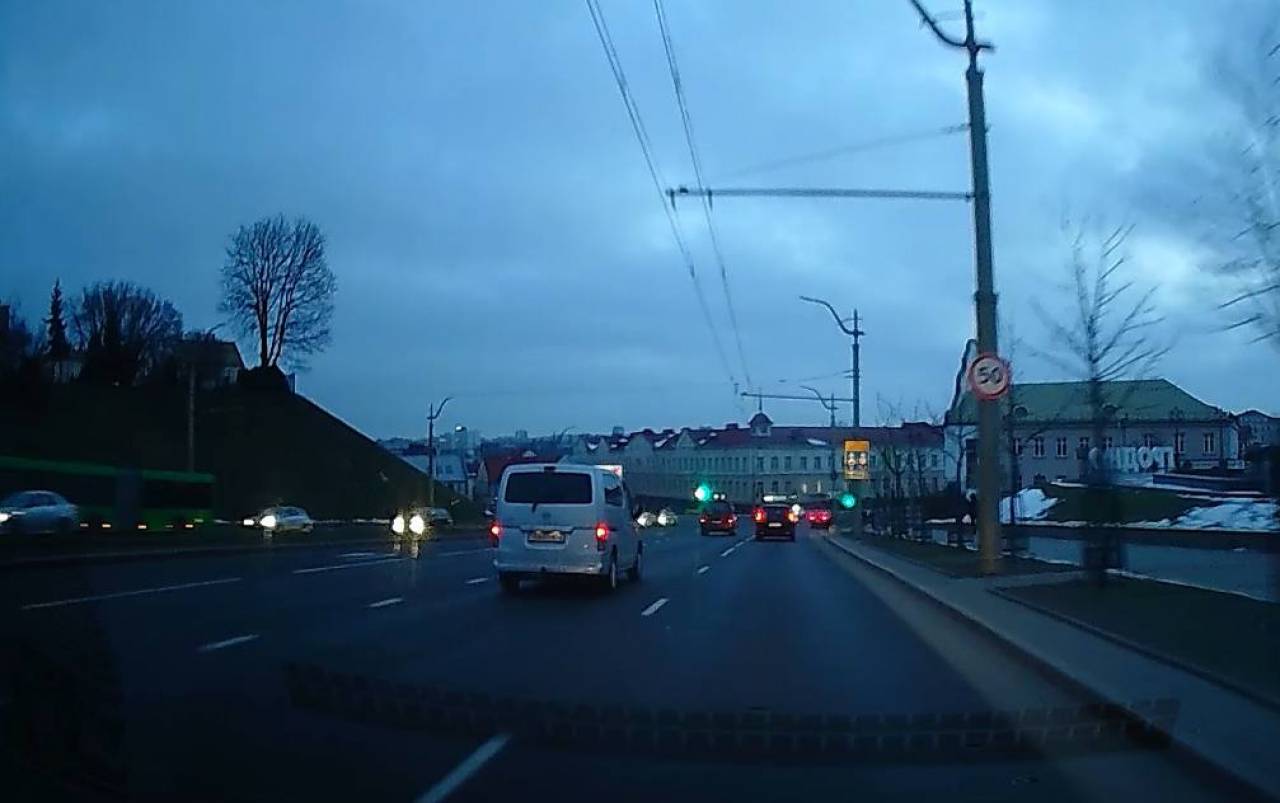 На одном из перекрестков в самом центре Гродно ограничили максимальную скорость: ранее тут фиксировались вылеты авто за пределы проезжей части и погиб мотоциклист