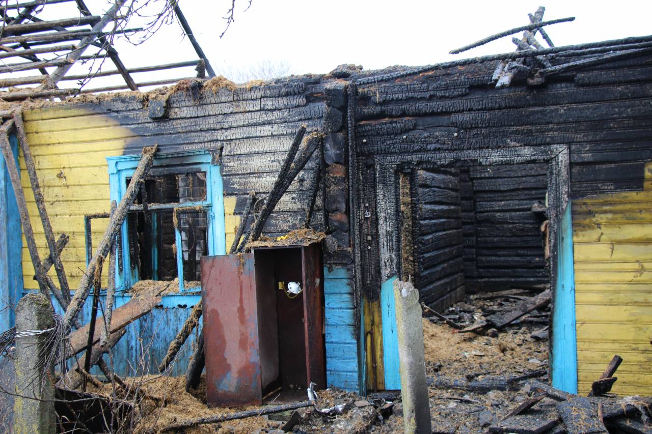 Дом сгорел практически полностью: в деревне Погорелка под Кореличами автономный пожарный извещатель спас жизнь семье