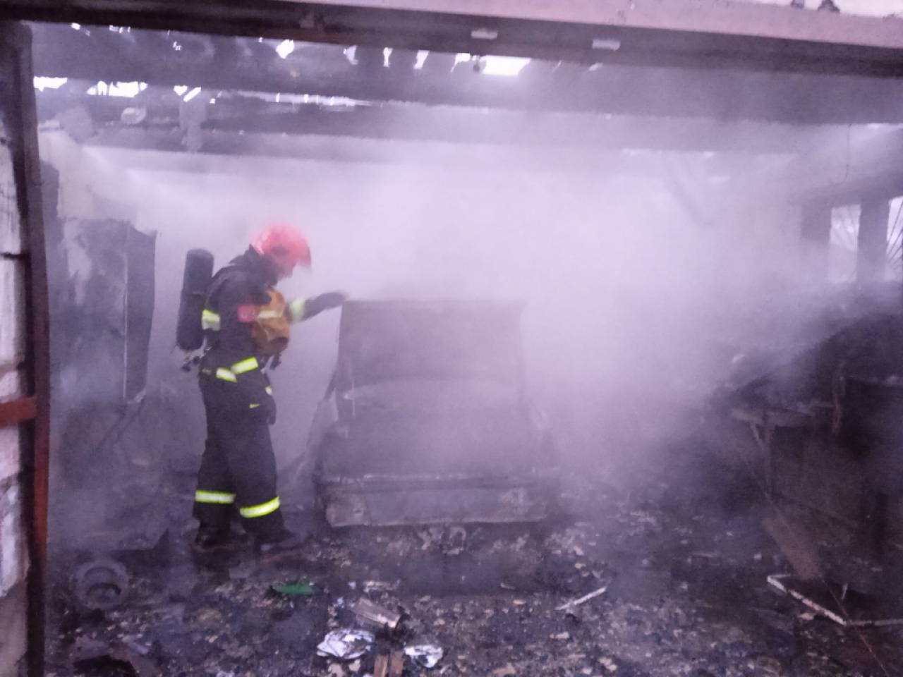 До тла сгорел гараж с машиной, выгорели два дома: обзор пожаров в Гродненской области за сутки