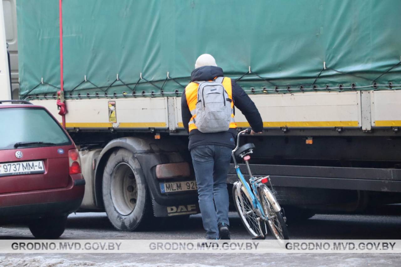 В милиции Гродно рассказали, куда и почему вывозят «припаркованные» у границы велосипеды