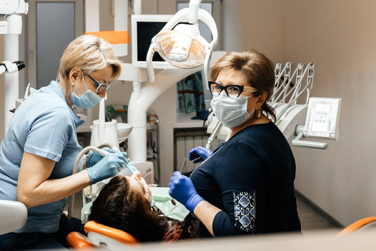 Не повысили, а отрегулировали: Минздрав объяснил рост цен в стоматологии