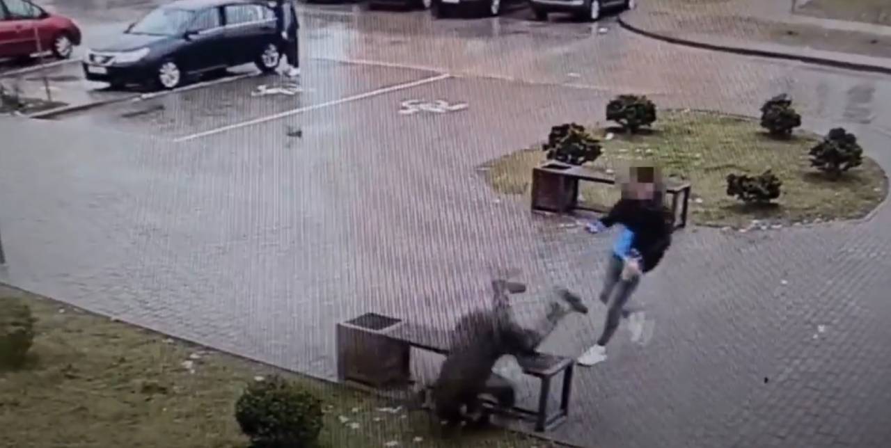 В Гродно мужчина ударил ногой в спину ничего не подозревающего пенсионера... просто так. Его задержали в течение часа