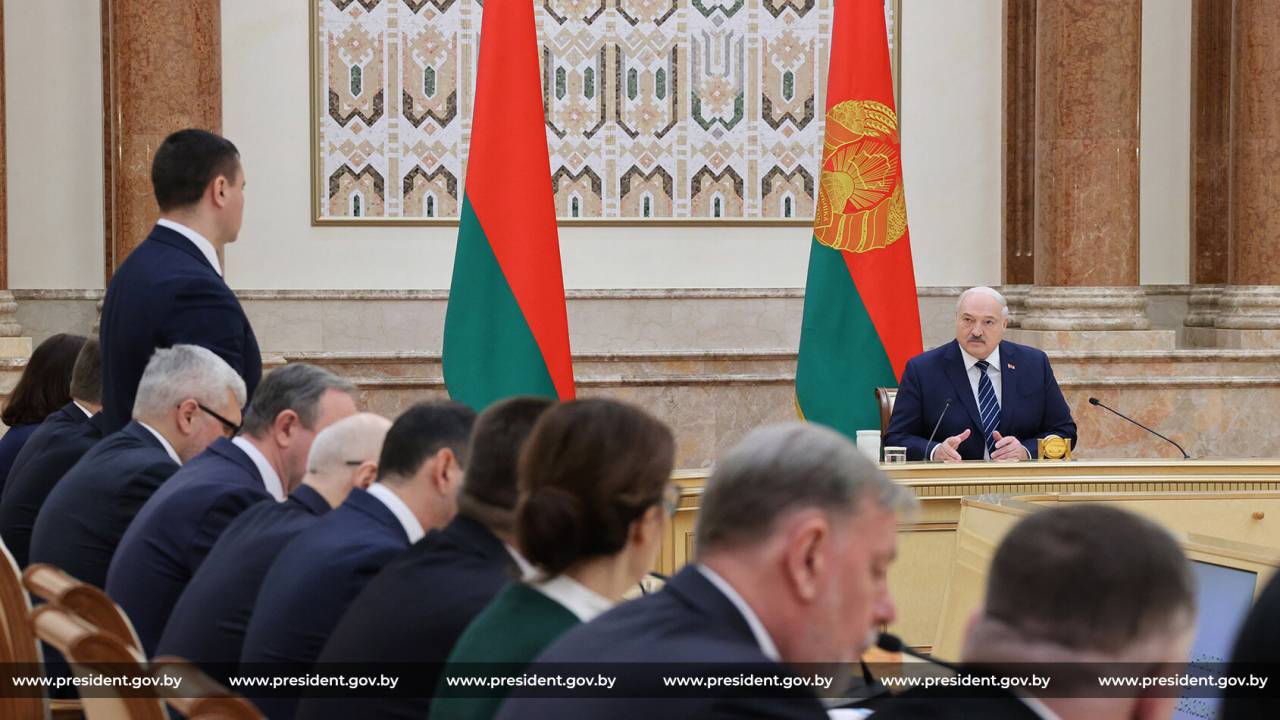 Лукашенко поставил задачу до 1 сентября «встряхнуть вузы»