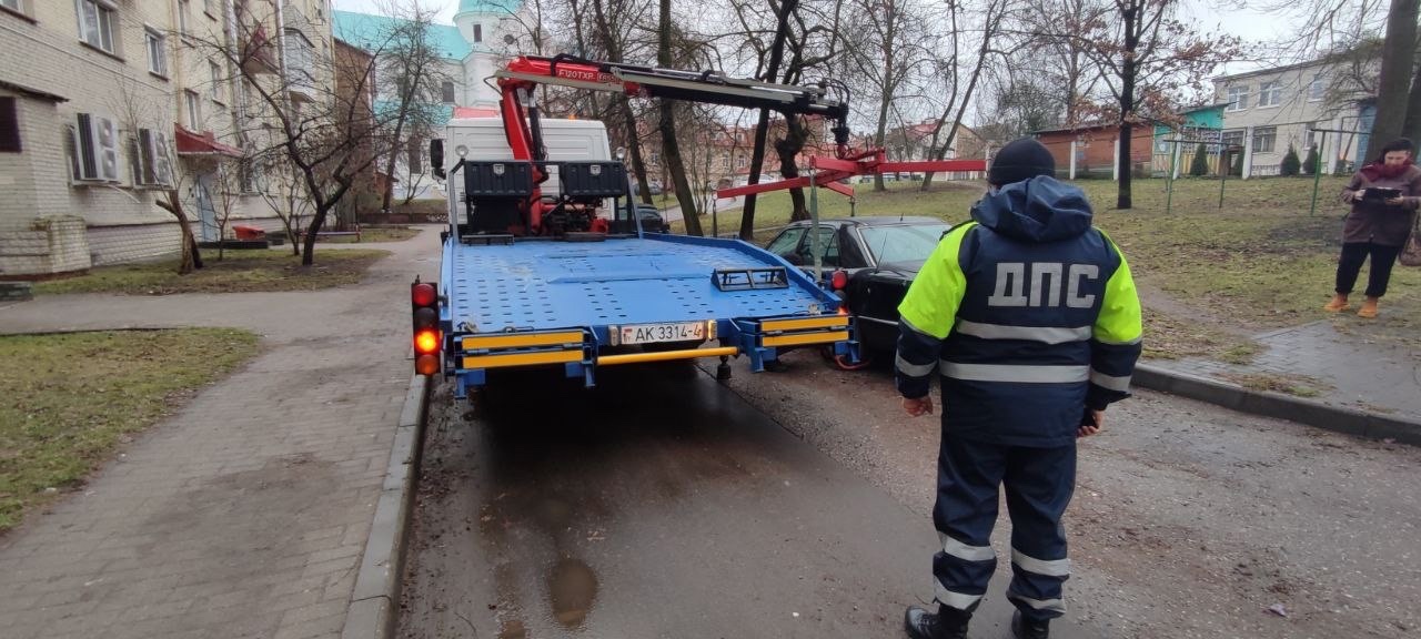 Гродненские дворы продолжают очищать от автохлама: сегодня эвакуировали две машины