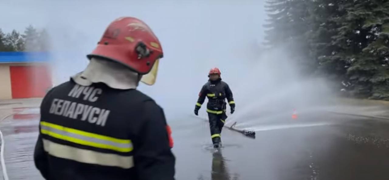 В Гродно на заслуженный отдых проводили пожарного, отдавшего почти 30 лет своей жизни службе. Смотрите, как это происходит