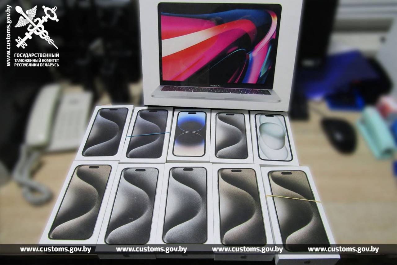 Десяток новых айфонов и MacBookPro нашли гродненские таможенники у водителя рейсового автобуса