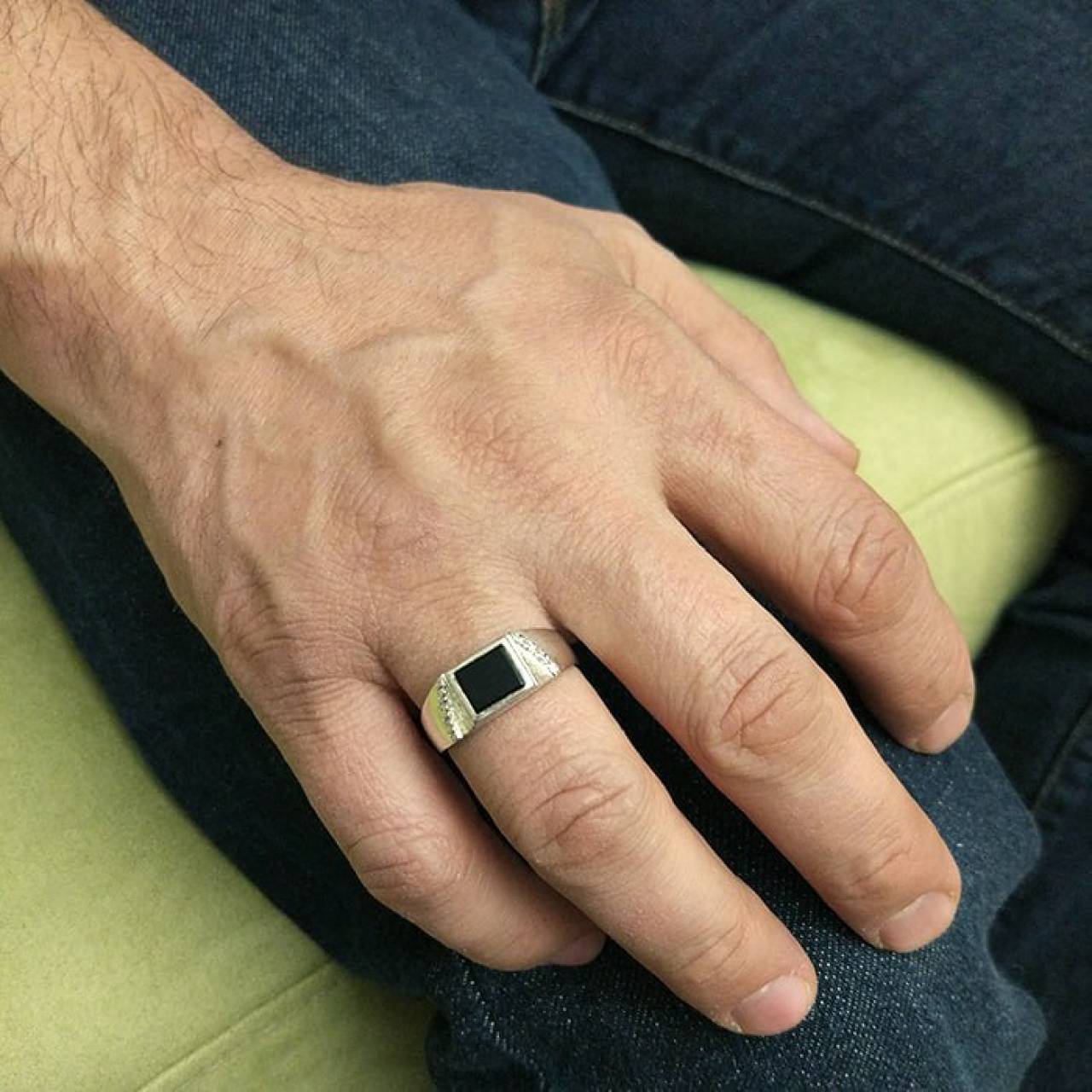 В Гродно мужчина в столовой для малоимущих сорвал золотое кольцо с пальца пенсионера