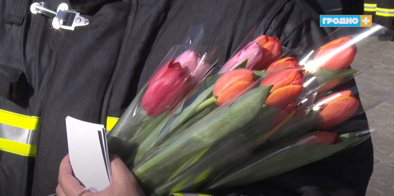 112 тюльпанов спасатели подарили гродненкам на 8 марта