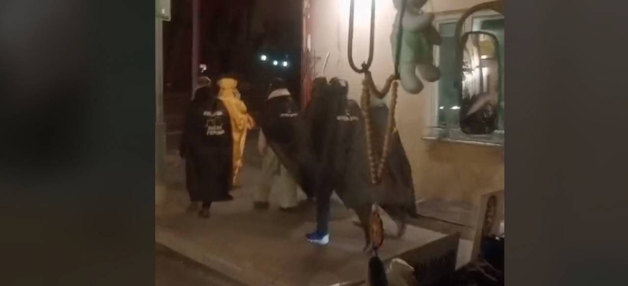 «Думала, сектанты обнаглели»: гродненка в TikTok рассказала о гуляющих по вечернему городу людях в черных плащах