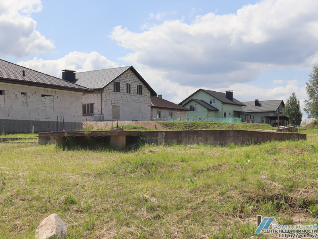 Недостроенные частные дома, медленное выявление пустующего жилья, нарушение планов по сносу: КГК Гродненской области выявил нарушения законодательства