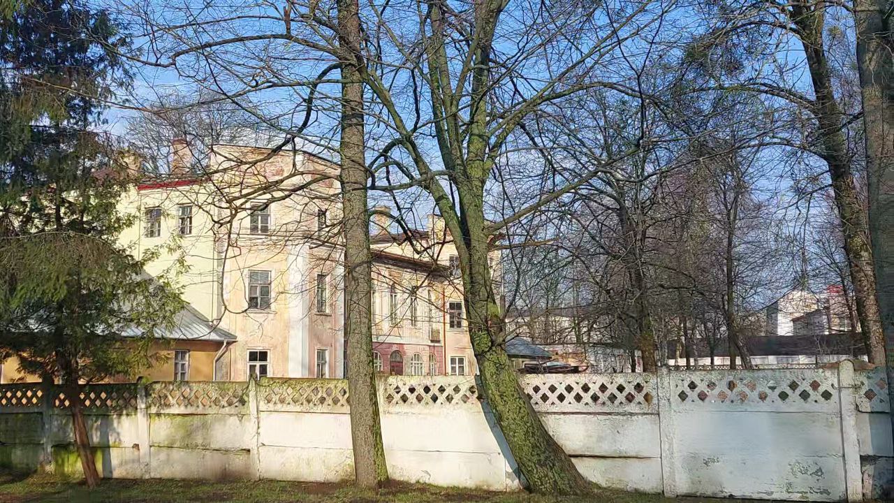 Старейшее учебное заведение Беларуси: история удивительного здания в самом центре Гродно