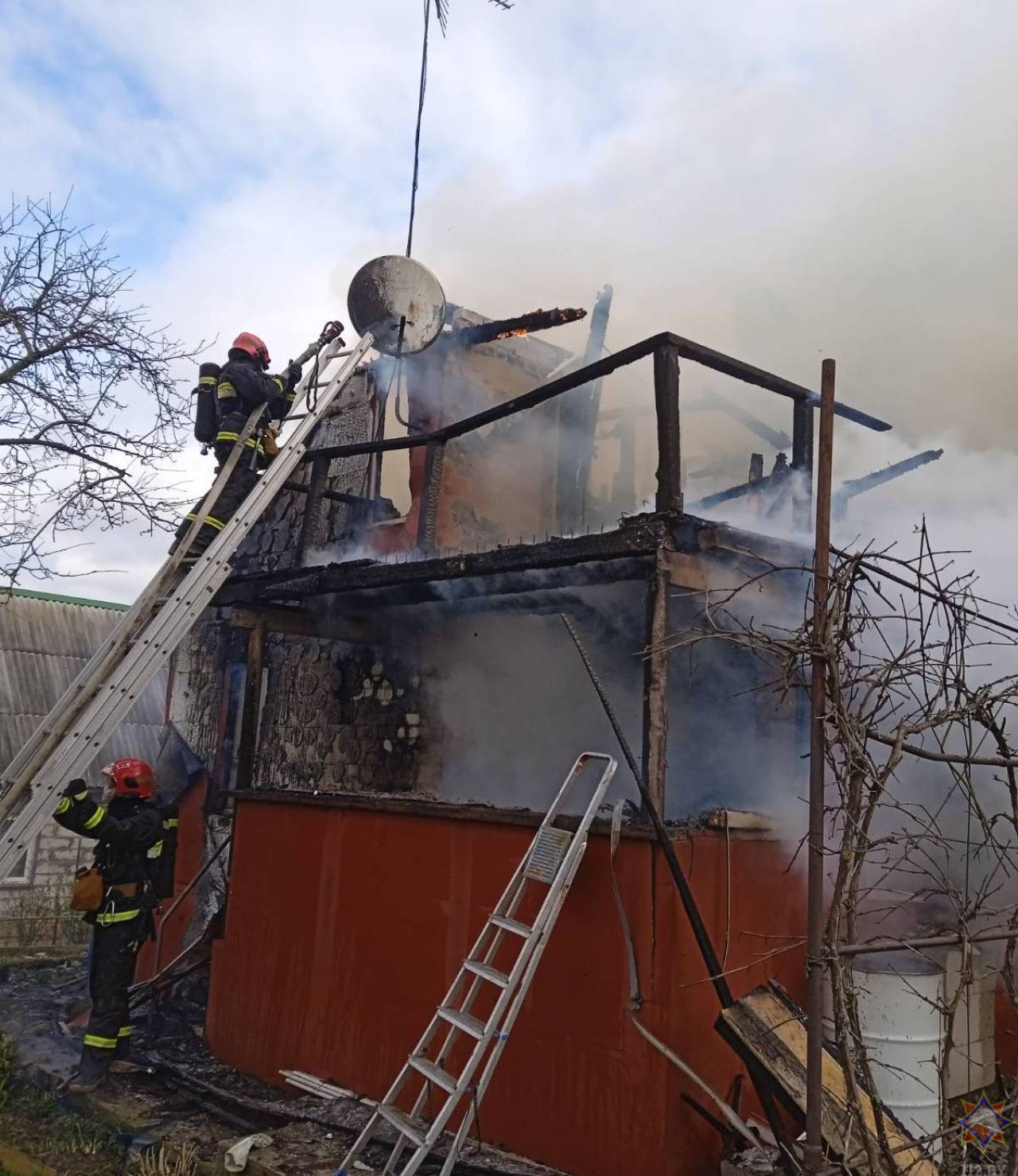 Под Гродно горел дачный дом: спасатели ликвидировали пожар