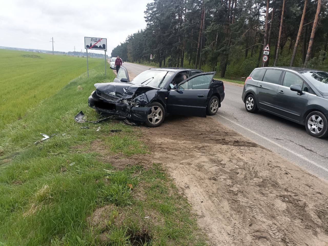 Две Audi столкнулись лоб в лоб на объездной дороге в Лиде