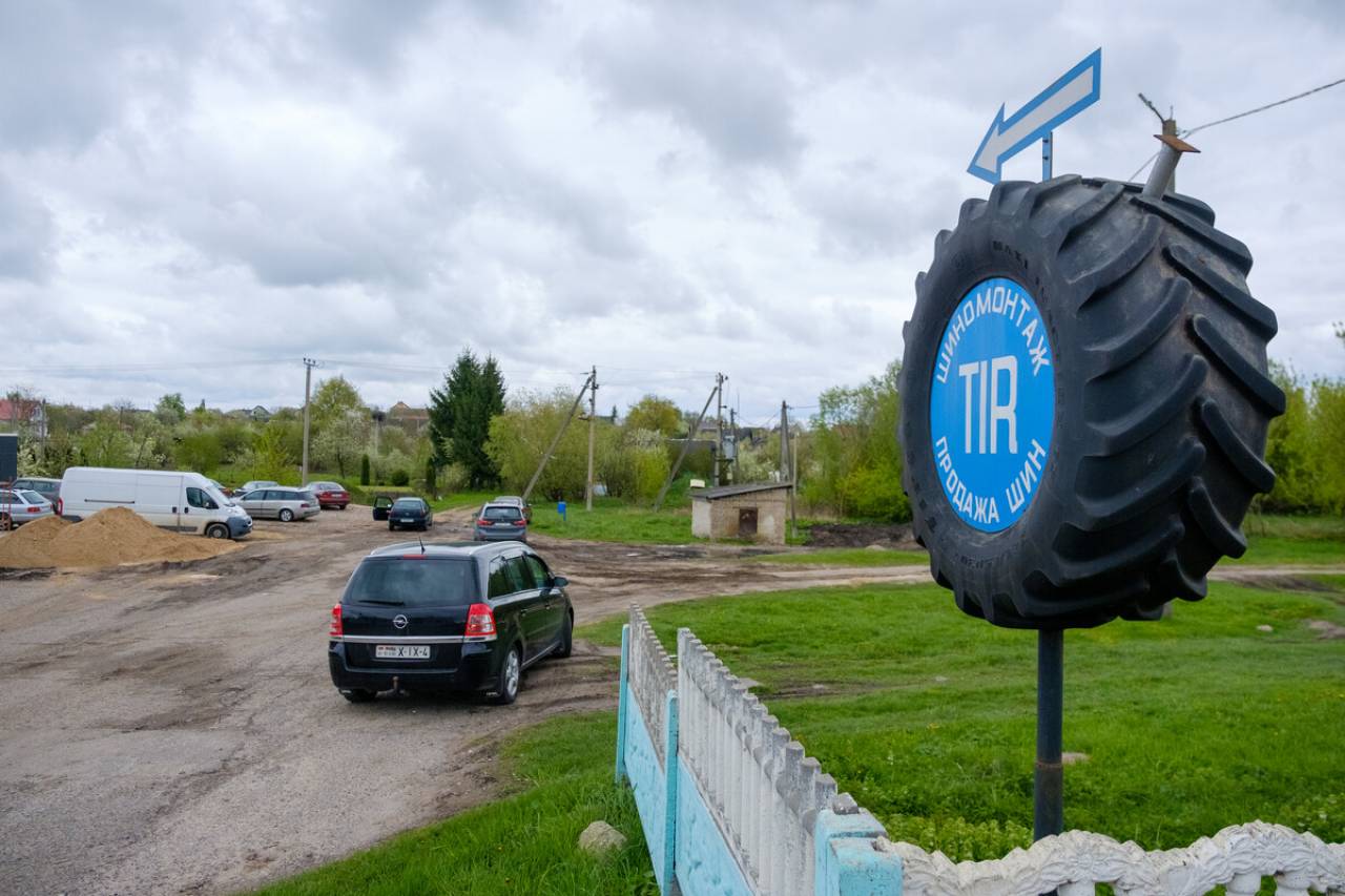 Чтобы «переобуть» МАЗ, надо 10 000 рублей. Белорус в агрогородке под Гродно продаёт шины для грузовиков — прибыльно?