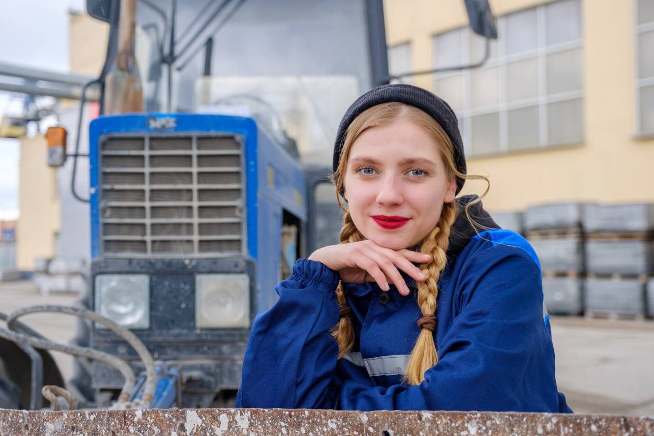«В мастерской только я, трактор и голуби — романтика!» Интервью с девушкой-трактористкой из Гродно