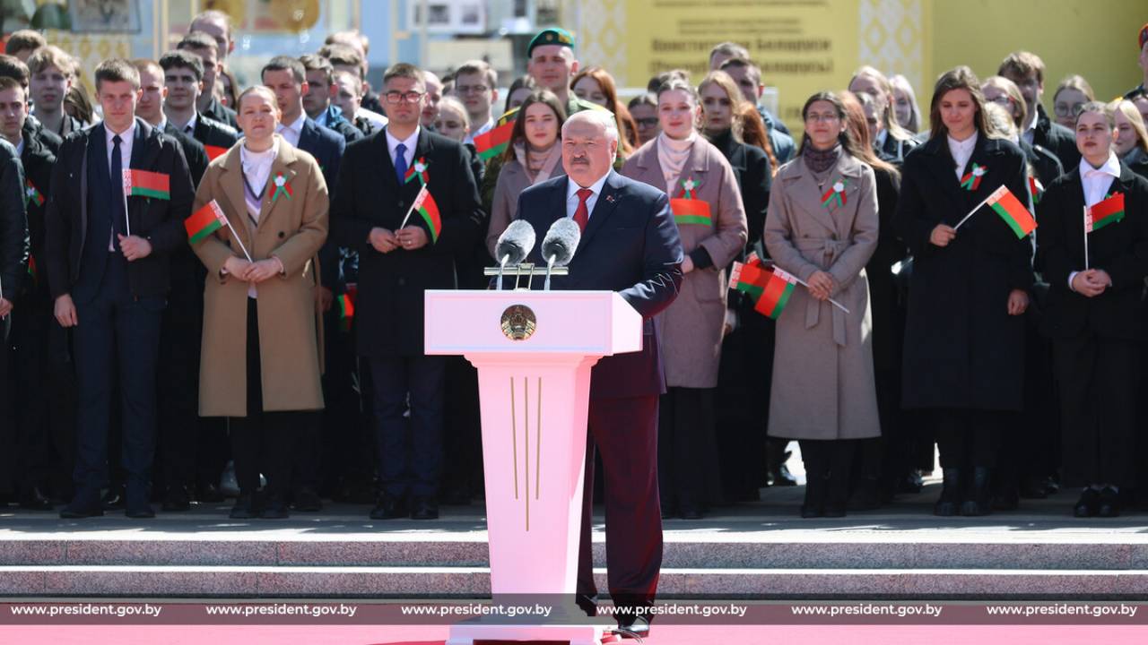 Лукашенко: флаг, герб и гимн символизируют победы белорусского народа