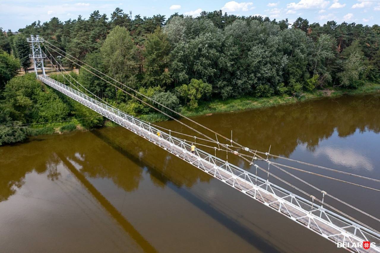 Самый длинный подвесной мост Беларуси, расположенный в Мостах, начали реконструировать