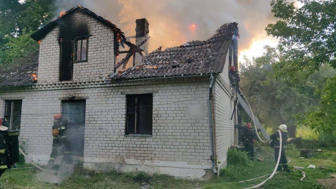 Спасатели при тушении пожара в деревне под Гродно обнаружили погибшего хозяина дома