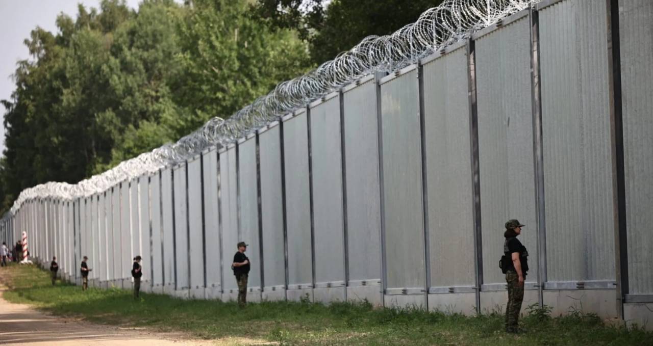 «Он сегодня требует сотни миллионов злотых»: польский премьер заявил, что забор на границе с Беларусью себя не оправдывает