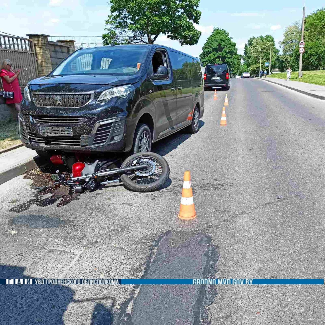 В Гродно на тихой улочке мотоциклистка попала под колеса микроавтобуса. Кто виноват в аварии?