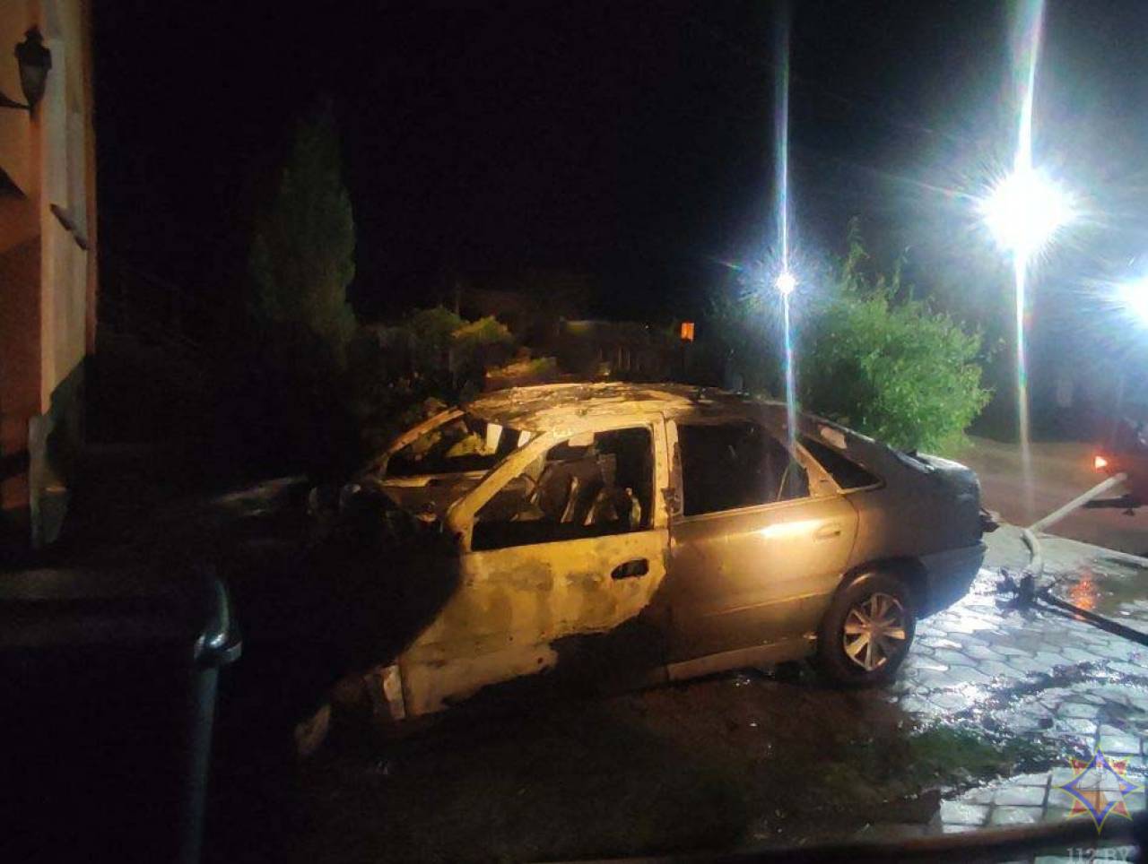 Хозяин разбил окно и начал тушить водой из шланга: ночью в Гродно в гараже частного дома загорелась машина