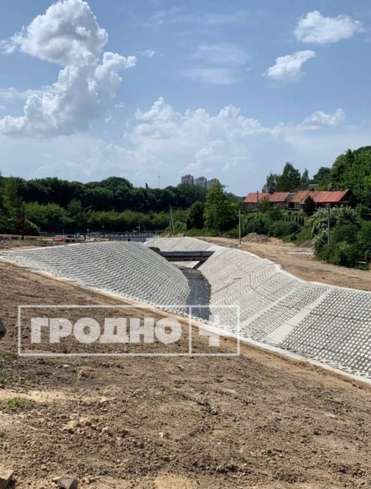 Благоустройство в районе нового моста через Городничанку на улице Рыбацкой в Гродно почти готово
