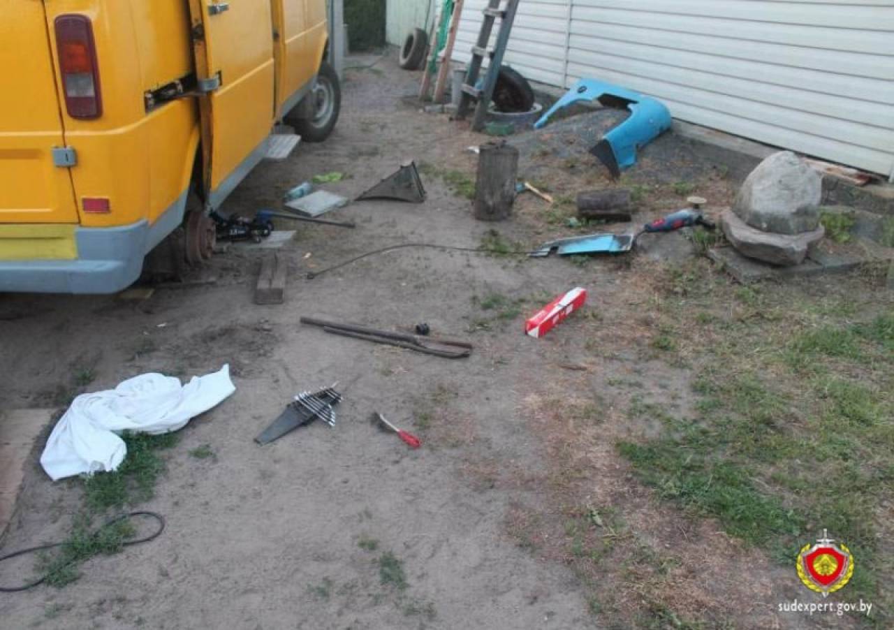 Машина упала с домкратов: в Мостовском районе микроавтобус придавил ремонтировавшего его мужчину, он погиб