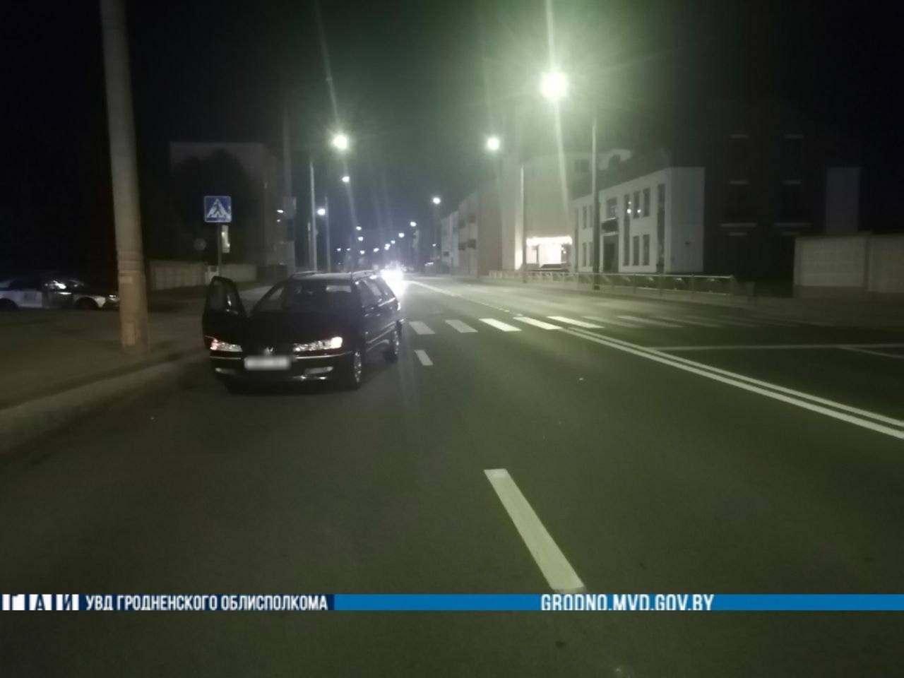 В полночь в центре Гродно молодой водитель снес пешехода на переходе