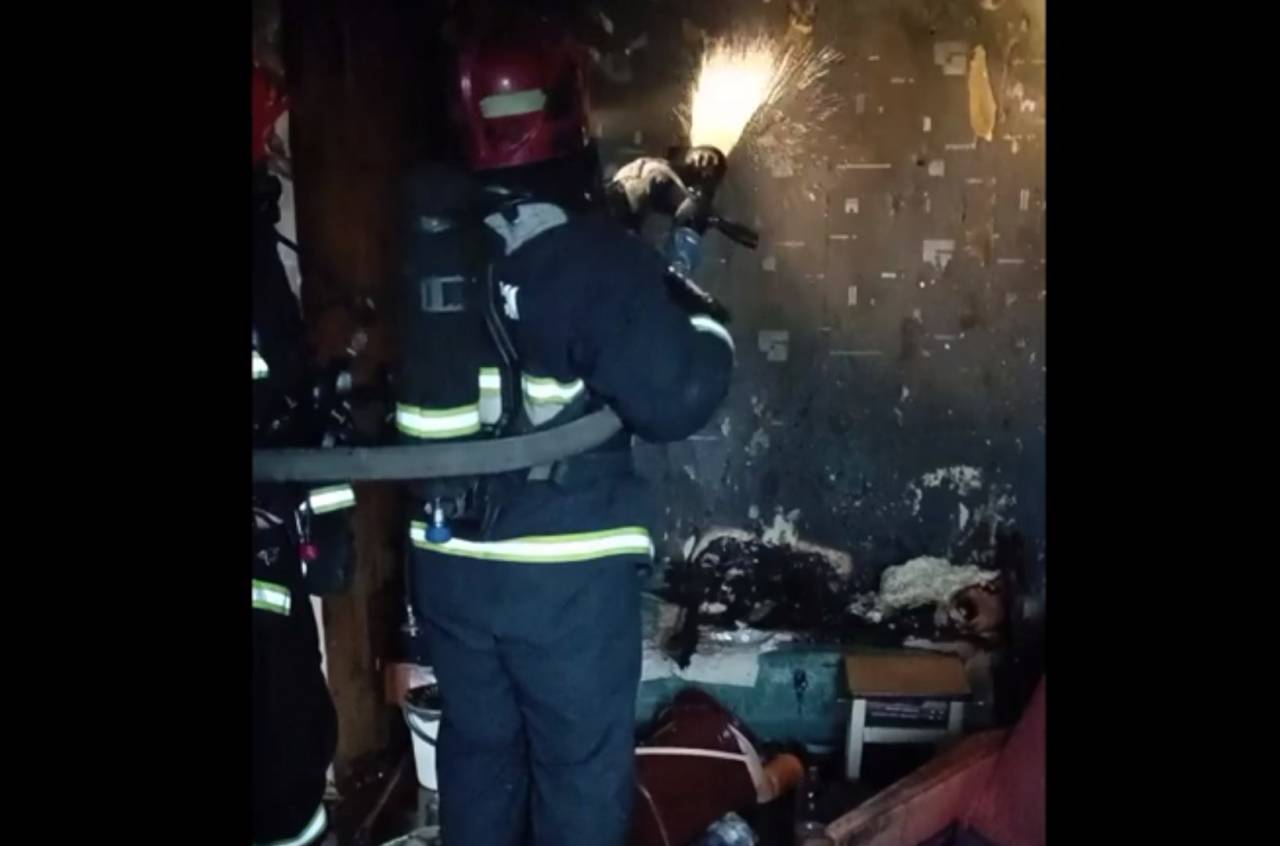 Рано утром в Гродно горела квартира в многоэтажке: из огня спасли мужчину