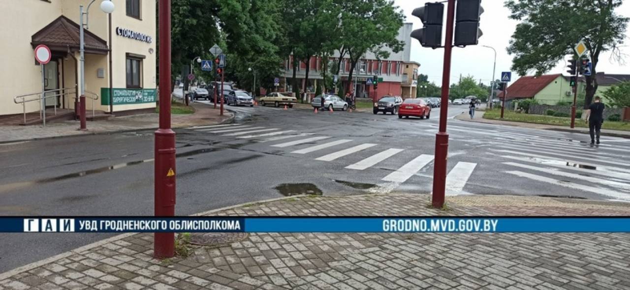 У обоих горел «зеленый»: в Волковыске легковушка сбила женщину на пешеходном переходе