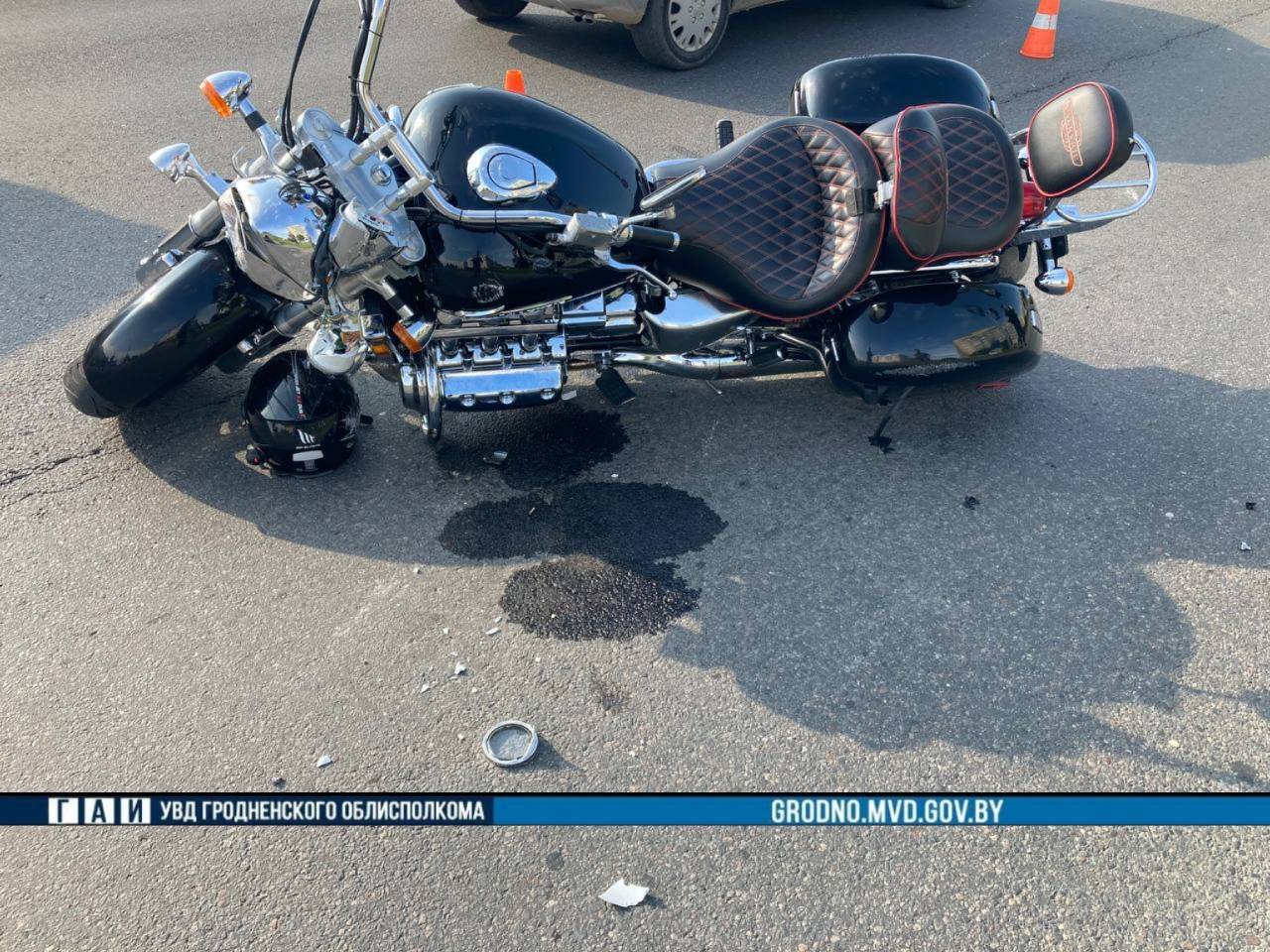 Утром в Гродно мотоциклист упал во время движения: мужчину доставили в больницу
