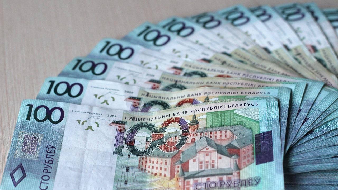 После подписания документов меняла реквизиты карт-счетов работников на свои: бухгалтер из Мостов присвоила свыше 13 000 белорусских рублей