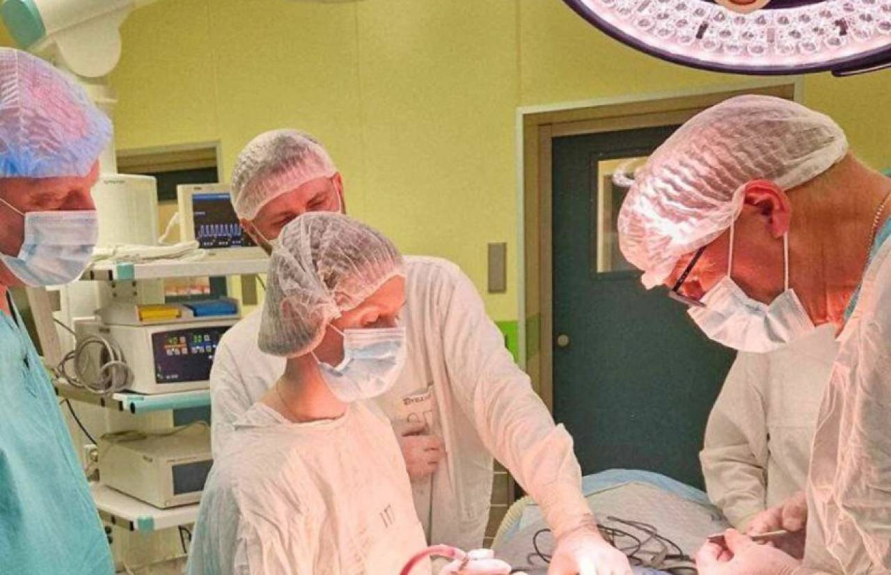 В Гродно врачи провели уникальную операцию на поврежденном позвоночнике девочке, выпавшей с восьмого этажа