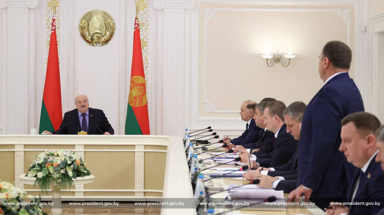 Лукашенко – чиновникам: я договорюсь с народом, а вы подумайте, с кем работать