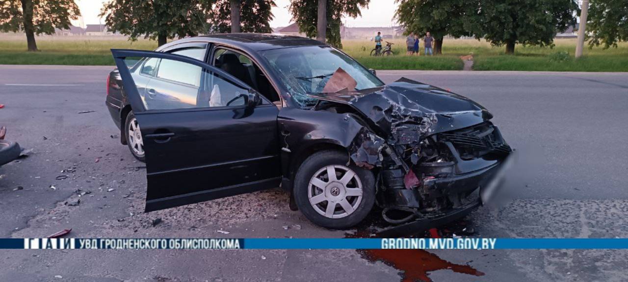 Лужа крови под машиной: в Сморгони мотоциклист влетел под поворачивающий автомобиль