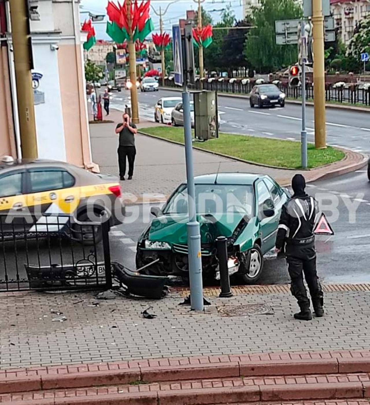 Авария у Фарного костела в Гродно: автомобиль протаранил ограждение на Карла Маркса
