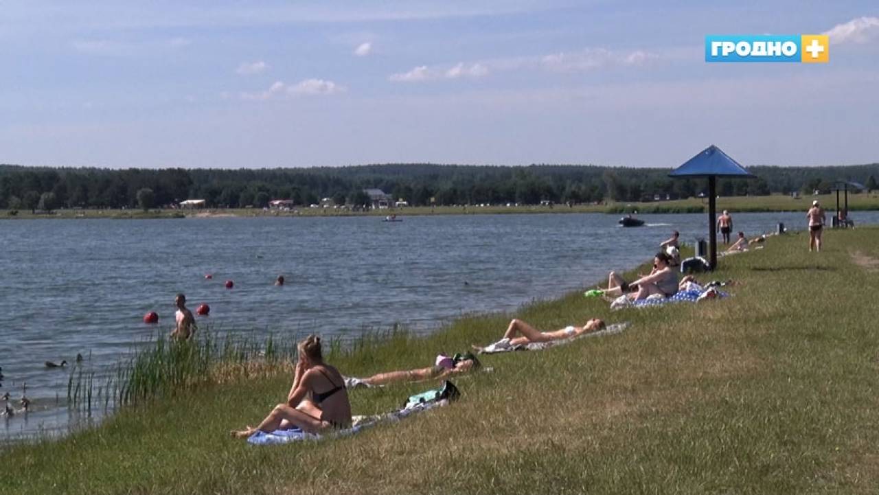 На Юбилейном озере не протолкнуться: гродненцы бросились спасаться от жары