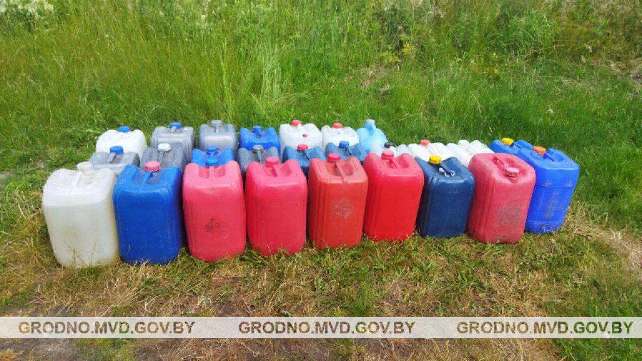 В Свислочском районе сотрудники милиции по дворам искали самогон, а нашли украденное топливо
