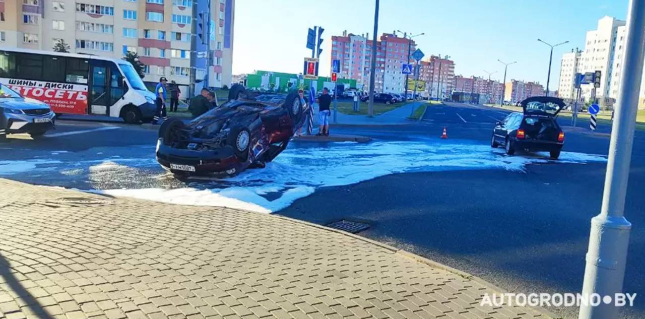 Рано утром на пустом перекрестке на Ольшанке в Гродно столкнулись автомобили: один из них перевернулся на крышу