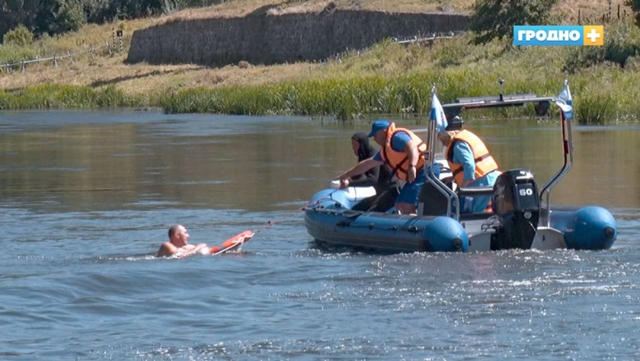 В Гродно на Немане в необорудованных местах горожане по-прежнему купаются и не видят в этом никакой угрозы